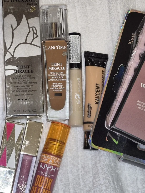 20 Piece Makeup Bundle - Picture 4 of 4